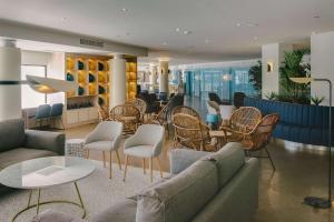 坎帕斯蒂利亚阿鲁尔苏尔仅限成人酒店的大堂配有沙发、椅子和桌子