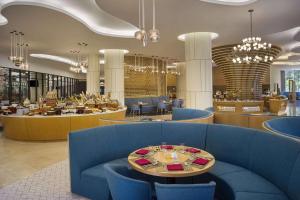 富国Wyndham Grand Phu Quoc的一间设有蓝色椅子和桌子的餐厅