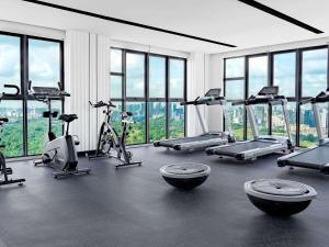 吉隆坡Mercure Kuala Lumpur Trion的健身房,配有一系列跑步机和健身自行车