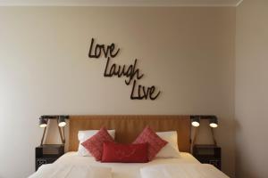 克尔门德Mjus Resort & Thermal Park的一间卧室配有一张带红色枕头的床