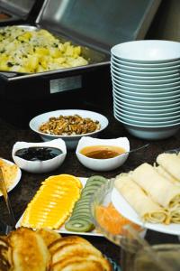 布克维Villa Morishka & SPA的自助餐,包括盘子和碗的食物
