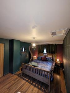 牛顿艾克利夫Jackson place的一间卧室设有一张带绿色墙壁的大床