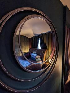 牛顿艾克利夫Jackson place的一张位于带床的房间内的圆形镜子