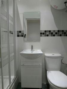 马德里Apartamentos EconoStay Barbieri 1的白色的浴室设有卫生间和水槽。