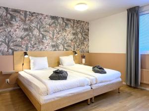 索尔纳第二个家公寓式酒店的一间卧室,配有一张带两个袋子的床