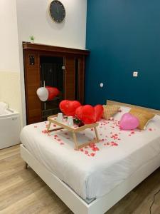 多勒Appartement Spa - NAHLEO Scandinave的一间卧室,床上有红色的鲜花
