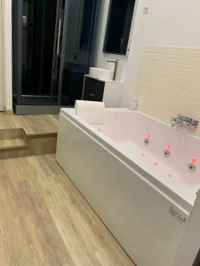 多勒Appartement Spa - NAHLEO Scandinave的浴室内设有大型白色浴缸。