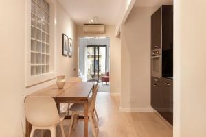巴塞罗那C211巴塞罗那公寓 的厨房以及带木桌和椅子的用餐室。