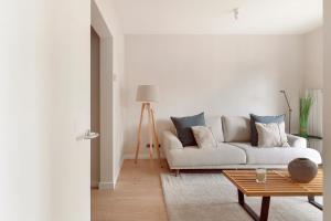 巴塞罗那C211巴塞罗那公寓 的白色的客厅配有沙发和桌子