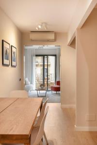 巴塞罗那C211巴塞罗那公寓 的一间带桌椅的用餐室和一间客厅