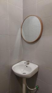 居林D'Sandra Homestay的浴室设有水槽和墙上的镜子