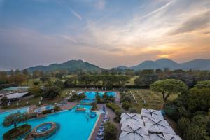 加尔齐尼亚诺Hotel Majestic的享有度假村游泳池的顶部景致