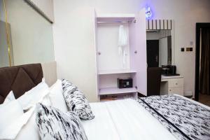 YenagoaLe Rivera Apartments的一间卧室配有带白色床单和枕头的床。