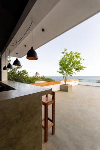 迪克韦勒El DESTINO Hiriketiya的开放式厨房设有海景酒吧