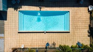 林康West Coast Inn's的建筑物边的蓝色游泳池