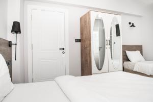 恰纳卡莱Begonvil Pansiyon的一间卧室设有两张床,墙上设有冲浪板。