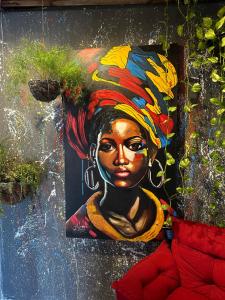 奥林达Hostel Simple的墙上一幅女人的画