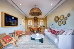 沙迦Al Badayer Retreat by Sharjah Collection的客厅配有沙发和桌子