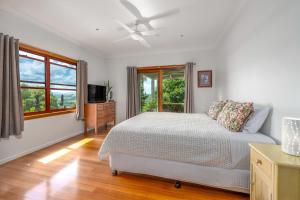 拜伦湾拜伦湾腹地塞蒂亚度假屋的白色的卧室设有床和窗户