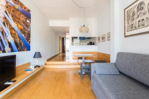 巴塞罗那最佳巴塞罗纳公寓的客厅配有沙发和桌子
