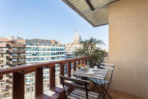 巴塞罗那最佳巴塞罗纳公寓的设有一个配有桌椅并享有美景的阳台。