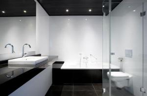 斯内克斯内克范德瓦尔克酒店的浴室配有卫生间、盥洗盆和淋浴。