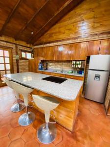 PauteAlegre villa con piscina para uso familiar de 3 dormitorios的厨房配有柜台和冰箱。