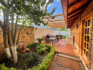 PauteAlegre villa con piscina para uso familiar de 3 dormitorios的一个带桌椅和石墙的庭院