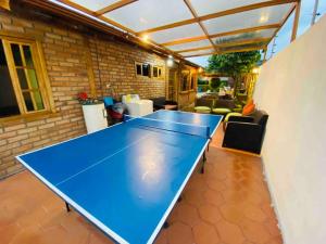 PauteAlegre villa con piscina para uso familiar de 3 dormitorios的客厅里设有一张蓝色乒乓球桌