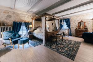 ArnsdorfIdyllischer Bauernhof mit viel Charme的一间卧室配有天蓬床和蓝椅