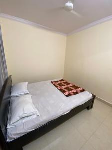 海得拉巴Hotel Plaza Rooms的一间卧室配有一张床铺,床上有毯子