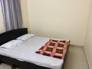 海得拉巴Hotel Plaza Rooms的一张床上的毯子,放在房间里