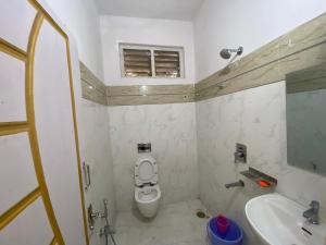 海得拉巴Hotel Plaza Rooms的一间带卫生间和水槽的小浴室