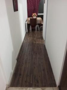 萨尔瓦多Apartamento no Pelourinho的走廊铺有木地板,配有桌子