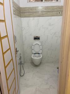 海得拉巴Hotel Plaza Rooms的浴室设有白色卫生间和窗户