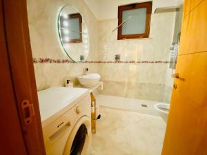 诺伊卡塔罗Lucky’s house的浴室配有盥洗盆、镜子和浴缸