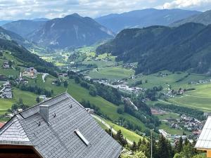 斯拉德明Chalet W - auf der Planai -zu jeder Jahreszeit的享有山谷美景,设有房屋和山脉