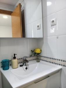 厄尔·阿尔特Alicante airport and beach的厨房里设有白色水槽和镜子