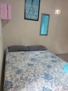 纳塔尔马戈旅馆的卧室内的一张床位,配有蓝色和白色的毯子