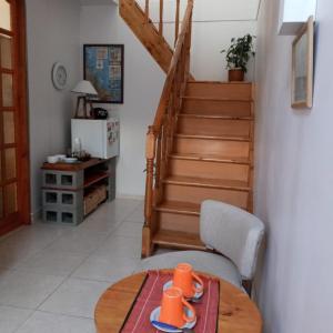 乌斯怀亚Habitación con Baño Privado - Frigo bar y sector para desayunar - Sin cocina的一间带桌子和楼梯的客厅