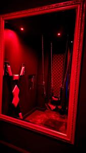 凯恩O' Plaisirs Interdits - Loveroom的红色灯的房间的镜子