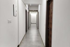 班加罗尔FabHotel KSP Kings Inn的一条空的走廊,有白色的墙壁和长长的走廊