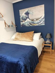 厄尔·阿尔特Alicante airport and beach的一间卧室,配有一张波浪画床