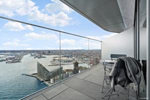 奥胡斯Best view in Denmark from 40th floor的享有城市和水景的办公室