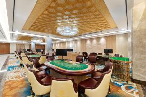 Grand Pailin Casino & Resort的一个带扑克牌桌椅的赌场