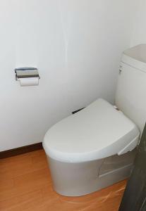 熊本アルピエd 軽自動車無料駐車場あります お部屋リフォーム済み的浴室内的白色卫生间,配有卫生纸卷