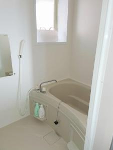 熊本アルピエd 軽自動車無料駐車場あります お部屋リフォーム済み的白色的浴室设有浴缸和镜子