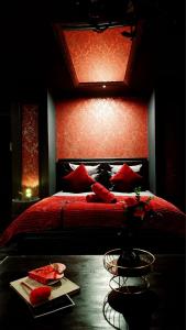 凯恩O' Plaisirs Interdits - Loveroom的一间卧室配有红色的床和红色床头板
