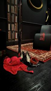 凯恩O' Plaisirs Interdits - Loveroom的一件红色衬衫躺在房间里地板上