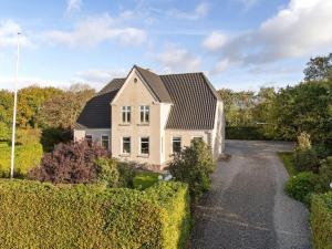 BredebroHoliday Home Amma - 21km from the sea in Western Jutland by Interhome的黑色屋顶的白色房子